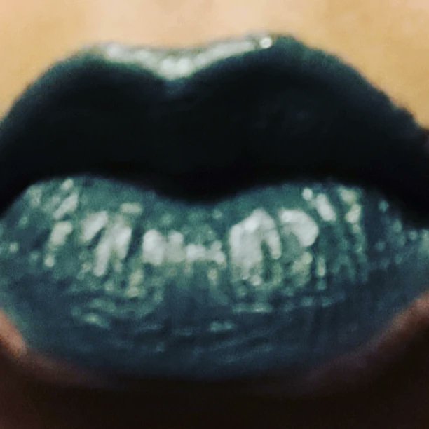 gOLEden_SIGMA's tweet photo. This is me trying the overcontouring lip trend for a 2nd time after my 27 y/o niece encouraged me to try again. Obviously, I'm blessed w/ nice, full lips that don't need extra help. #NotBad #ColorfulLips https://t.co/HftkPXESKh