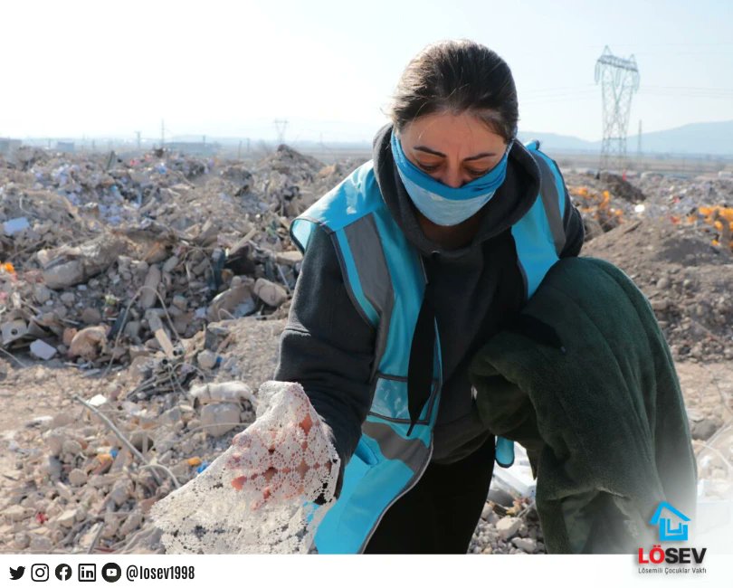 Un ufak olduk... 
Enkazlardan geriye kalan anılar olurken molozlardan ileriye kalan ne olacak? "KANSER"
Molozlardan çıkan asbest ve havada uçuşan kimyasal tozlar ekolojik dengeyi bozacak ve toplum sağlığını KANSER DEPREMİ olarak sallayacak...