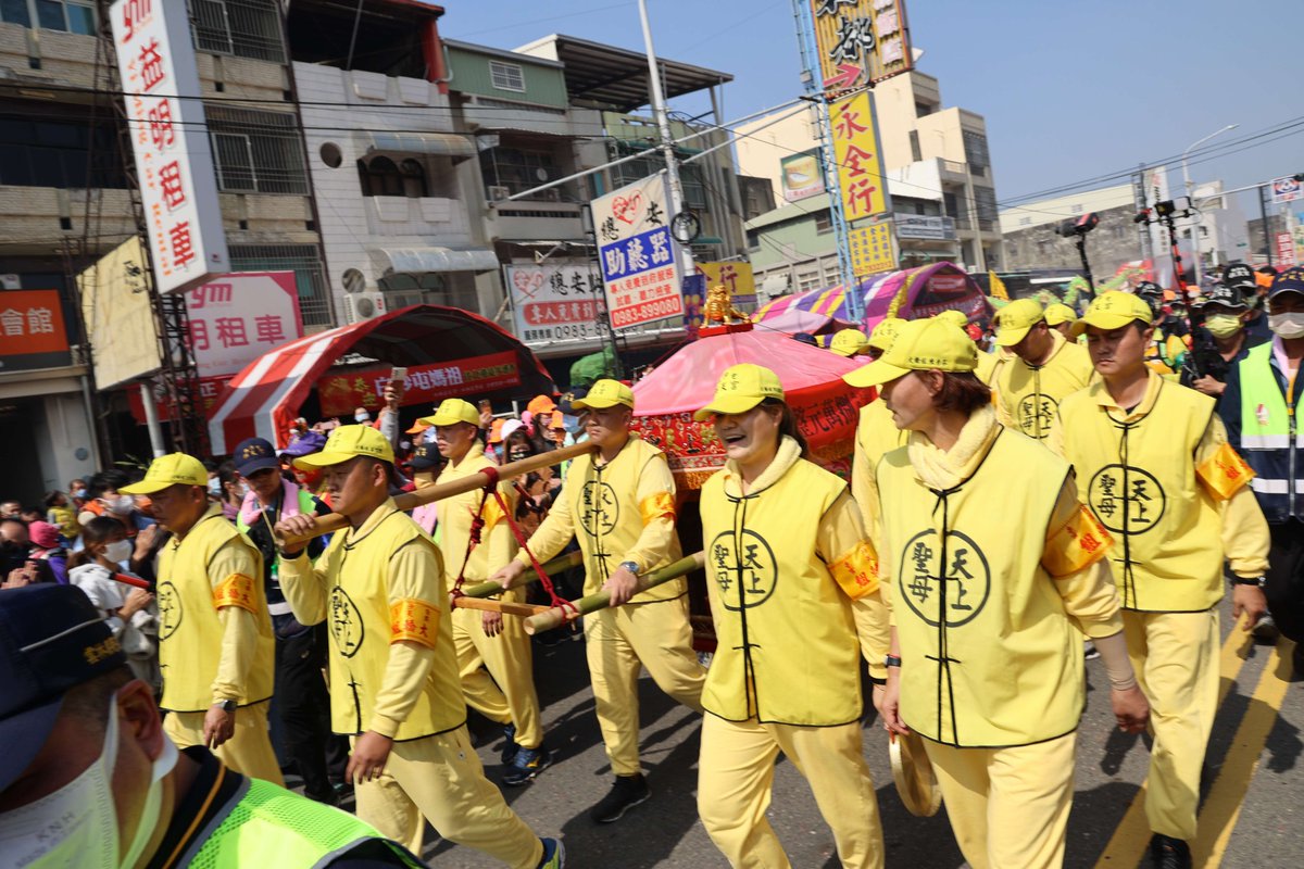 TaiwanTodayJP's tweet photo. 台湾の媽祖信仰を代表する宗教行事の一つ、白沙屯拱天宮の媽祖巡礼の一行が17日午前、目的地である雲林県の北港朝天宮に到着しました。

📸雲林県

☟TAIWAN TODAY日本語版公式サイトで全文を読む
https://t.co/Y4ZnCOS24c https://t.co/1Kbc2FaG6B