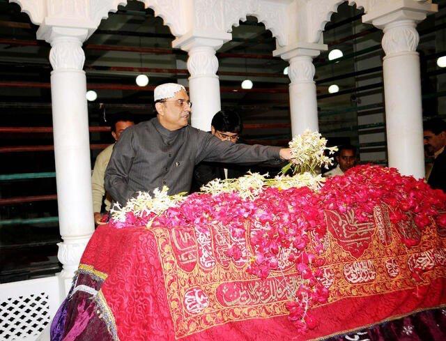 zardari_rida's tweet photo. GARHI KHUDA BUX, Former President of Pakistan and #PPPP President Asif Ali Zardari visited the mausoleum of Shaheed Mohtarma Benazir Bhutto and offered fateha at her grave today at  larkana https://t.co/shF5ng4uTi