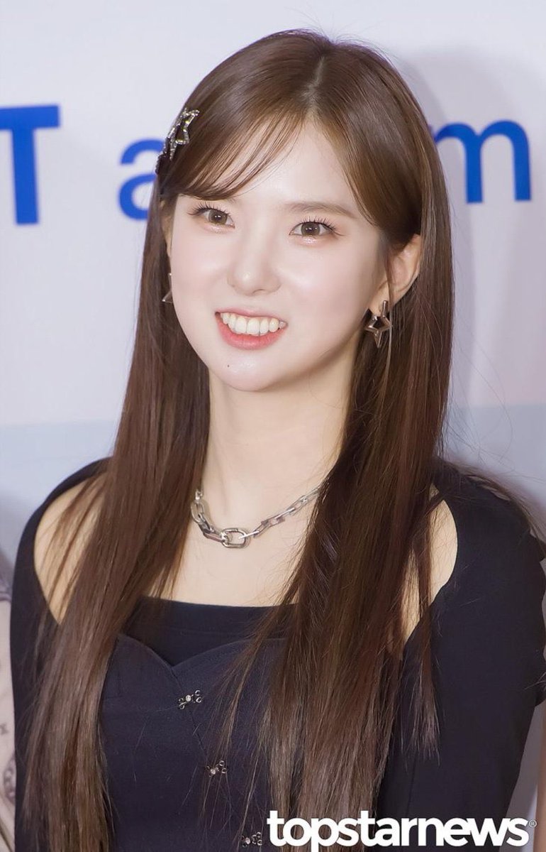 ArabChoiYujin's tweet photo. 230218| 
يوجين من السجادة الحمراء لحفل 
circle music awards ✨💖
 #YUJIN @official_kep1er
  #최유진 #CHOI_YUJIN https://t.co/suMgZNwylt