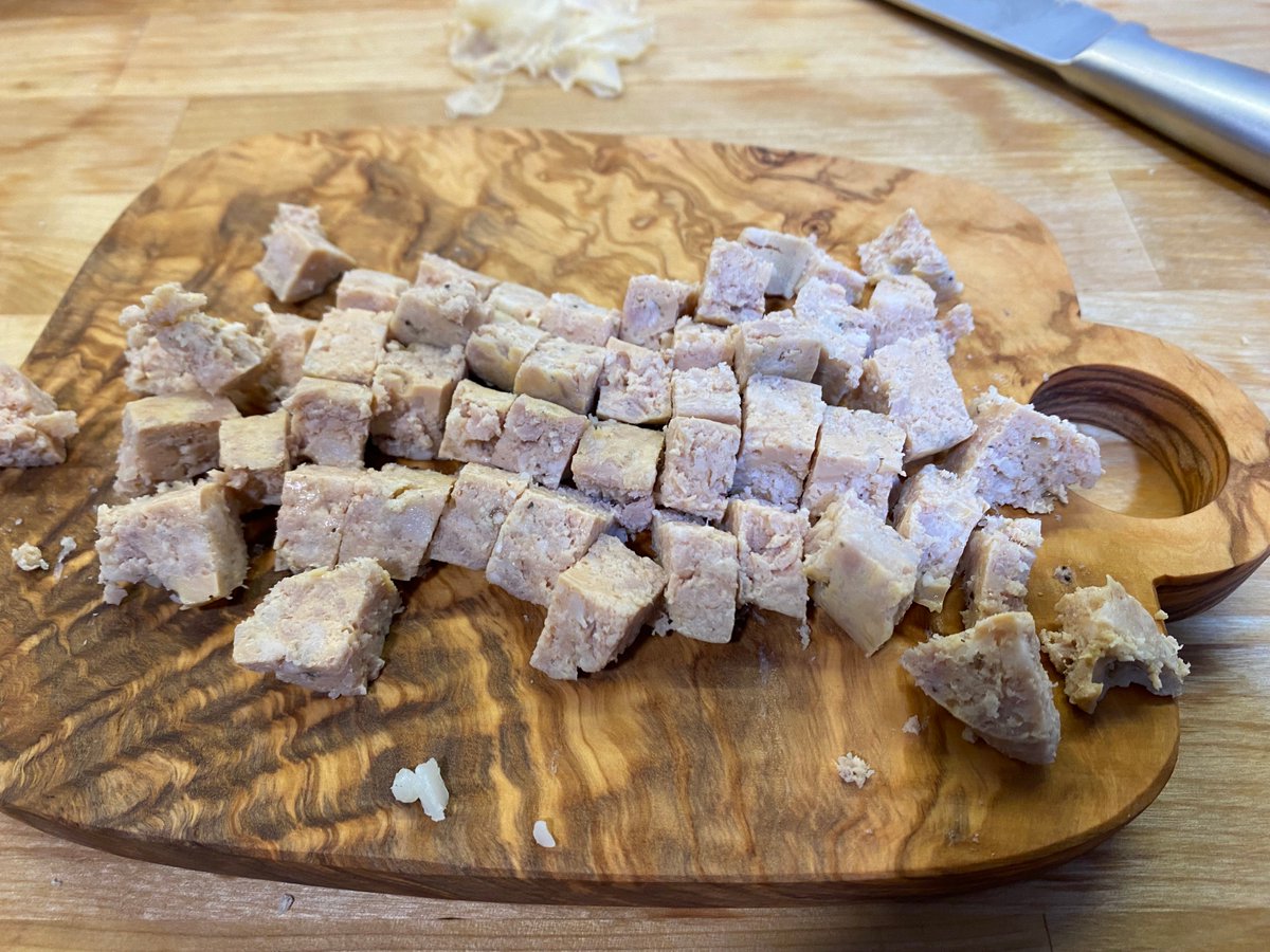 cuinadiscreta's tweet photo. Comencem tallant la botifarra d'ou a quadradets i passant-la per la paella. No cal afegir-hi greix pq ella mateixa ja en va deixant anar.

Que quedi una mica dauradeta.

La botifarra és de @CanPocurull !! 😙😋 https://t.co/ujxriEKF6U