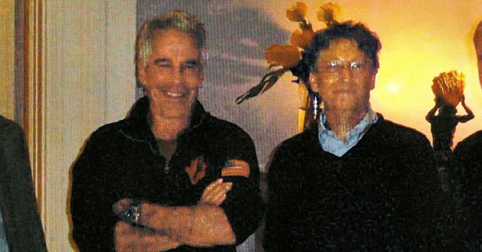 La_SemiYA_dl_VD's tweet photo. 🚨Bill Gates es TT🚨

Así que hoy es un buen día para RECORDARLE a TODO el MUNDO que VIAJÓ A LA ISLA DEL PEDERASTA Jeffrey Epstein…

¡37 VECES!

Pero él dice que“cenó una vez con él”

Ay!Tito Bill,cada día ESTÁIS MÁS CERCA DE LA JUSTICIA

SOMOS IMPARABLES

NO OS PODRÉIS ESCONDER https://t.co/aw34Oe0ekX