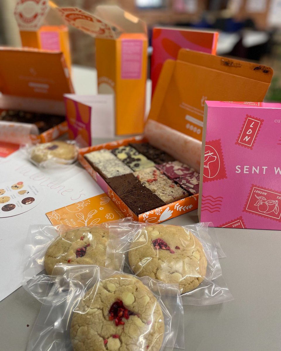 EnzymeComms's tweet image. Roses are red, 
We're a science comms agency, 
The quickest way to our hearts, 
Is a left lateral thoracotomy
 🌹🌹
In fact, the quickest way to all of our hearts is sweet treats from our beloved culture committee. Brownies, cookies and smiles all round, love is in the air! 💗💗
