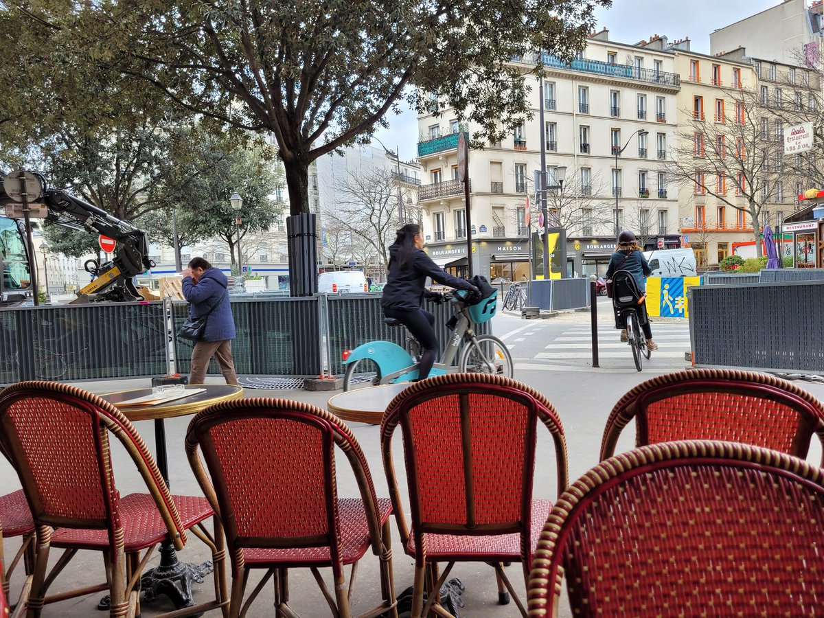 un_parisien12's tweet photo. Le cauchemar @Mairie12Paris @EELVParis12 
Travaux de suppression du sens giratoire place du Colonel Bourgoin, dispositif anti voitures.
Résultat, le trottoir et ce passage piétons deviennent des autoroutes à cyclopathes, ici 10 sont passés en 10 minutes et on est samedi... https://t.co/9oFHrgv32q