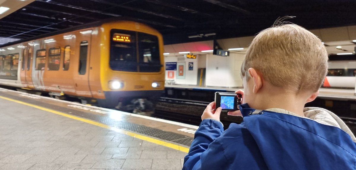 ukrailadventure's tweet image. Me...'Do you want to go and look at that Pendolino?'

Him...'No thank you'

Me...'Voyager?'

Him...'No'

Also Him... 'OOOHHH ANOTHER HUNSLET' 🤣

He's well and truly smitten with the #class323
