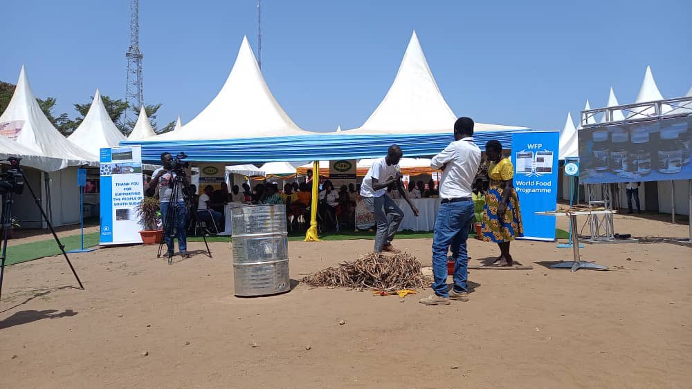 WFP_SouthSudan's tweet photo. 📍 Made in #SouthSudan Exhibition 

Our team giving a demonstration on how we turn water hyacinth into cooking fuel. @WFP has been supporting communities in Bentiu to adopt this method, reducing reliance on wood based charcoal and benefiting the environment 💪🏿 https://t.co/Az0xERS1lT