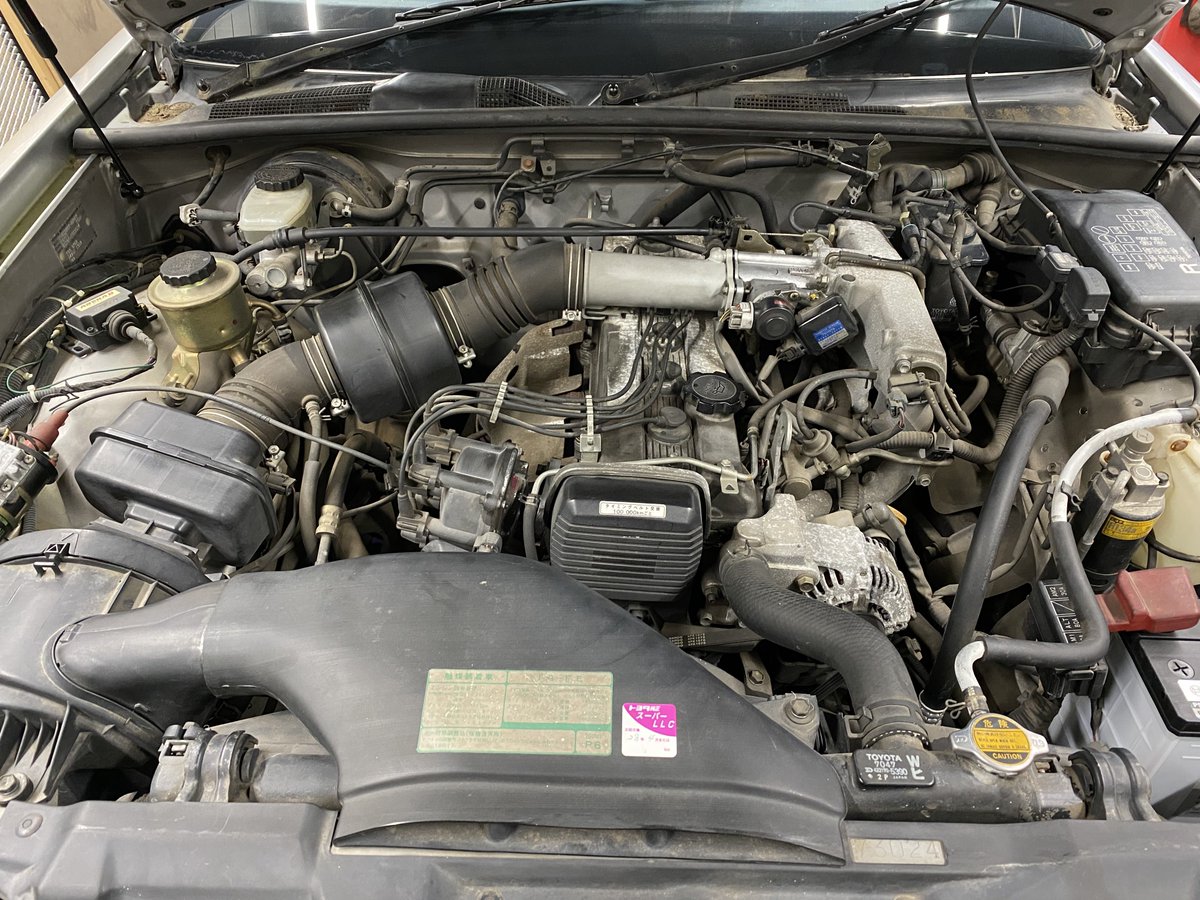 MotoCar19's tweet photo. 放置車両だったクラウンを当社の霊柩車として復活させるべく、部品交換や、点検整備、下部オイル漏れ等もなく一安心。
#クラウンバン #GS136V
#motocar #cafeJB https://t.co/0j9UOPsMIj