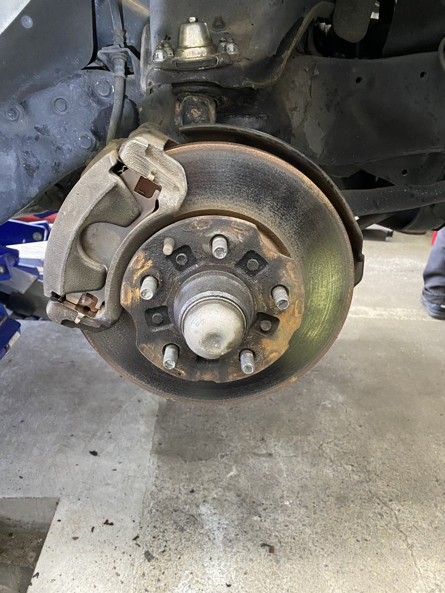 MotoCar19's tweet photo. 放置車両だったクラウンを当社の霊柩車として復活させるべく、部品交換や、点検整備、下部オイル漏れ等もなく一安心。
#クラウンバン #GS136V
#motocar #cafeJB https://t.co/0j9UOPsMIj