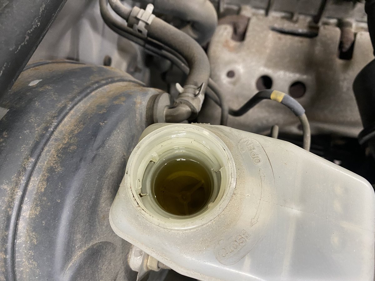 MotoCar19's tweet photo. 放置車両だったクラウンを当社の霊柩車として復活させるべく、部品交換や、点検整備、下部オイル漏れ等もなく一安心。
#クラウンバン #GS136V
#motocar #cafeJB https://t.co/0j9UOPsMIj