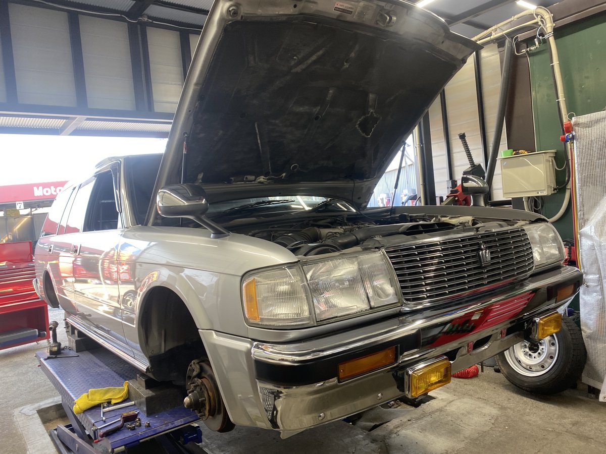 MotoCar19's tweet photo. 放置車両だったクラウンを当社の霊柩車として復活させるべく、部品交換や、点検整備、下部オイル漏れ等もなく一安心。
#クラウンバン #GS136V
#motocar #cafeJB https://t.co/0j9UOPsMIj