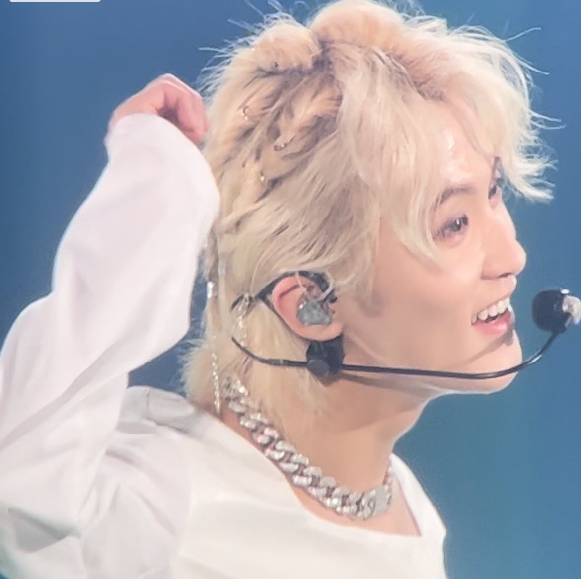 mark looks so handsome today🤍