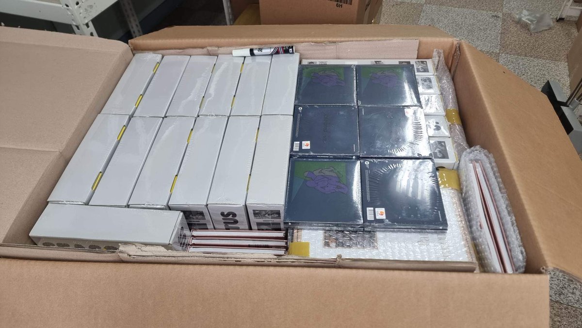 7for7Shoppe's tweet photo. Box has been filled po and we are now arranging the shipping to PH ☺️ #77SUpdates https://t.co/ThB37aIo61
