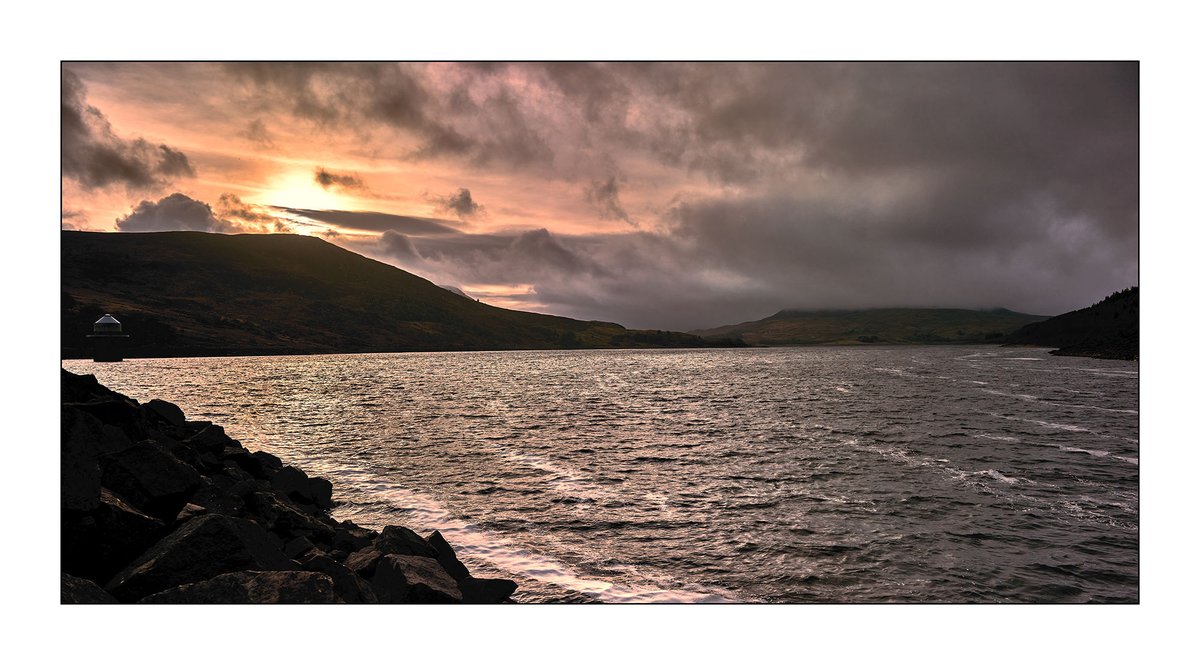 RT @Daveytomsk: PICTURE OF THE DAY - Llyn Celyn, North Wales. #PictureOfTheDay #LlynCelyn #NorthWales #landscapephotography #urbanphotography #sunset #sunsetphotography #CamboWRS #PhaseOne #Mediumformat #Panorama #panoramicphotography #fineartphotography…