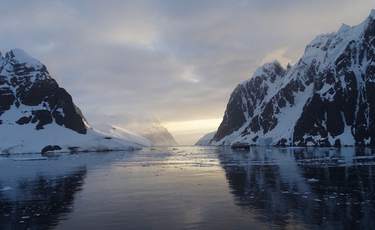 SelbyAnna's tweet photo. #sunset in the #Lemaire Channel #Antarctica https://t.co/YkzpouWlSg