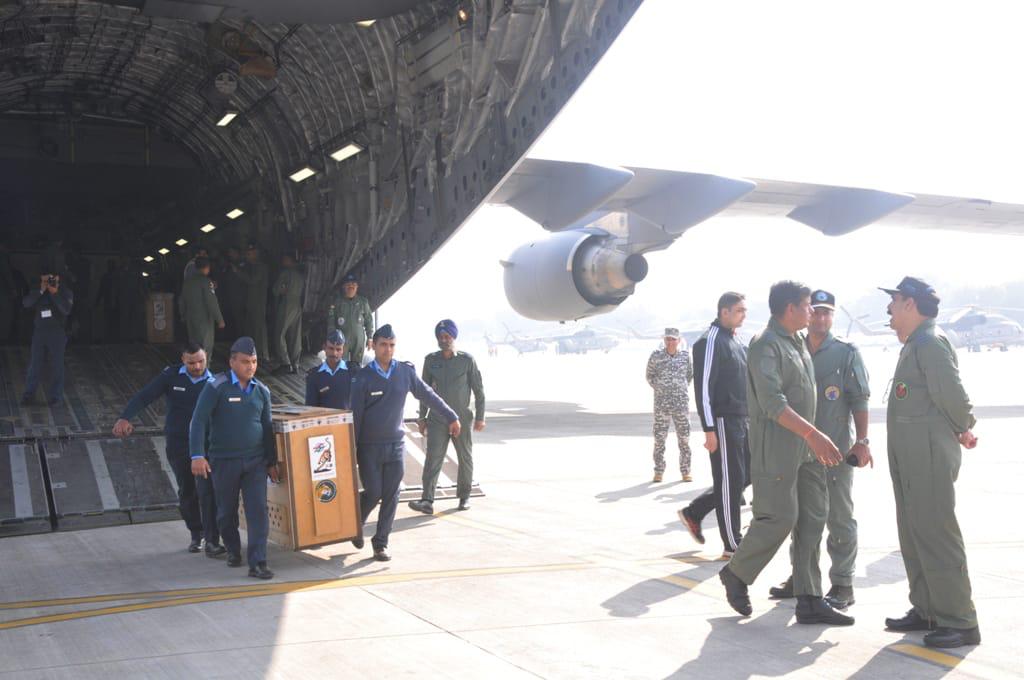 DDNewslive's tweet image. An IAF C-17 aircraft carrying the second batch of 12 Cheetahs landed at Air Force Station Gwalior today, after a 10 hour flight from Johannesburg, South Africa.

#cheetah #cheetahisback
#cheetahs 

@PMOIndia
@moefcc 
@wii_india
@ntca_india