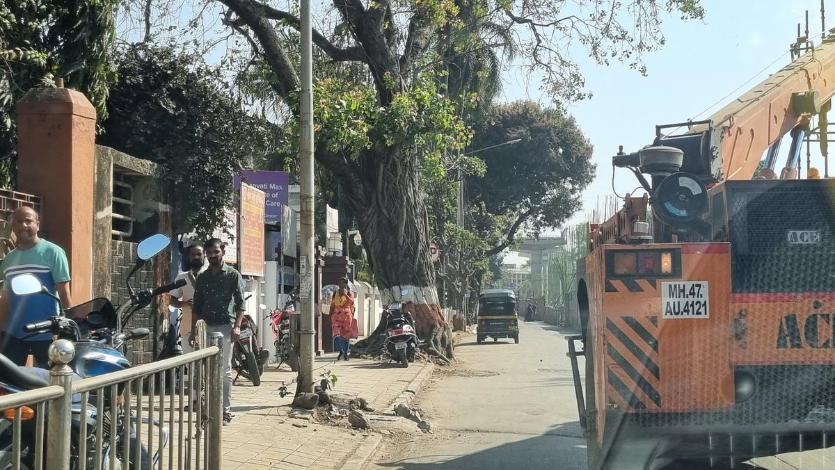 Right outside Nanavati Hospital-Crane has blocked the entire entry to hospital and also traffic jammed all the way upto Mithibai Signal. <a href="/mumbaitraffic/">Mumbai Traffic</a> <a href="/MumbaiPolice/">मुंबई पोलीस Mumbai Police</a> No ownership of the situation! What if an ambulance had to enter the hospital? #progressiveIndia really?
