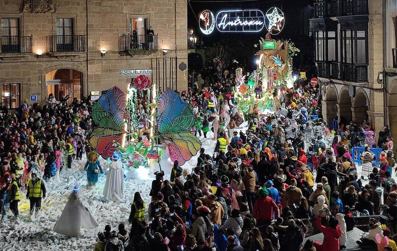 Sábado del descenso de la Galiana, uno de los días por excelencia de las fiestas de Carnaval, y una de las actividades favoritas de los avilesinos y avilesinas. 
#antroxu #descensoGaliana #PalaciodeAviles
📷 by Turismo Asturias