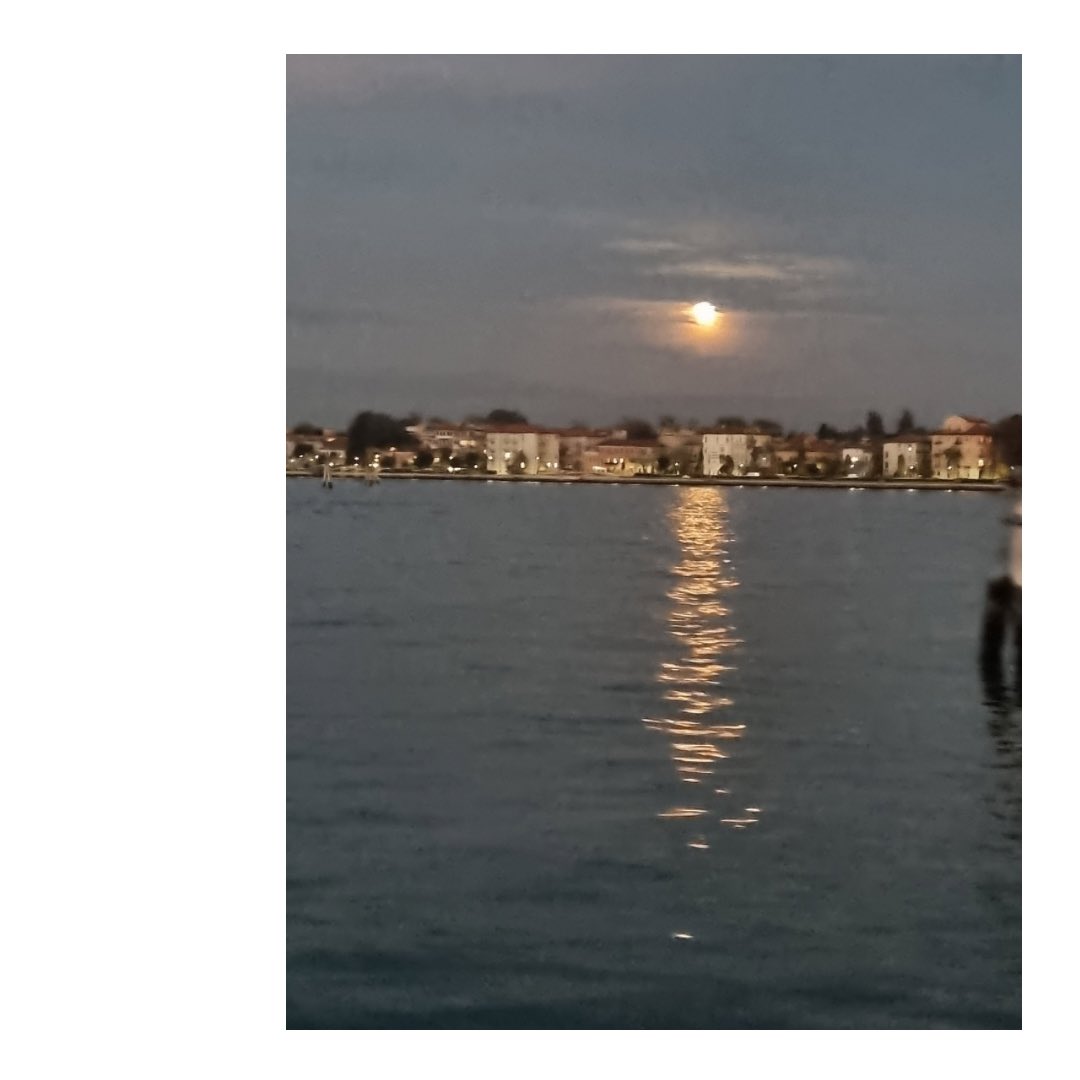 🥰 Ich Genieße die Schönheit des Sonnenuntergangs in Venedig und wünsche euch allen ein entspanntes Wochenende! #Sonnenuntergang #Venedig #Yellowumbrella #catherinesica