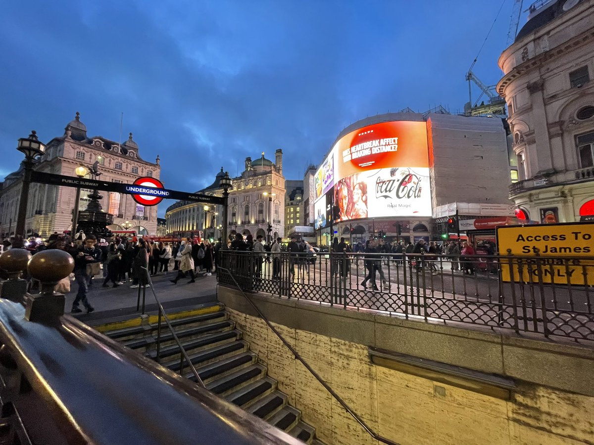 backs1de's tweet photo. Week in London, work paid trips are fun. https://t.co/coniEoelGR