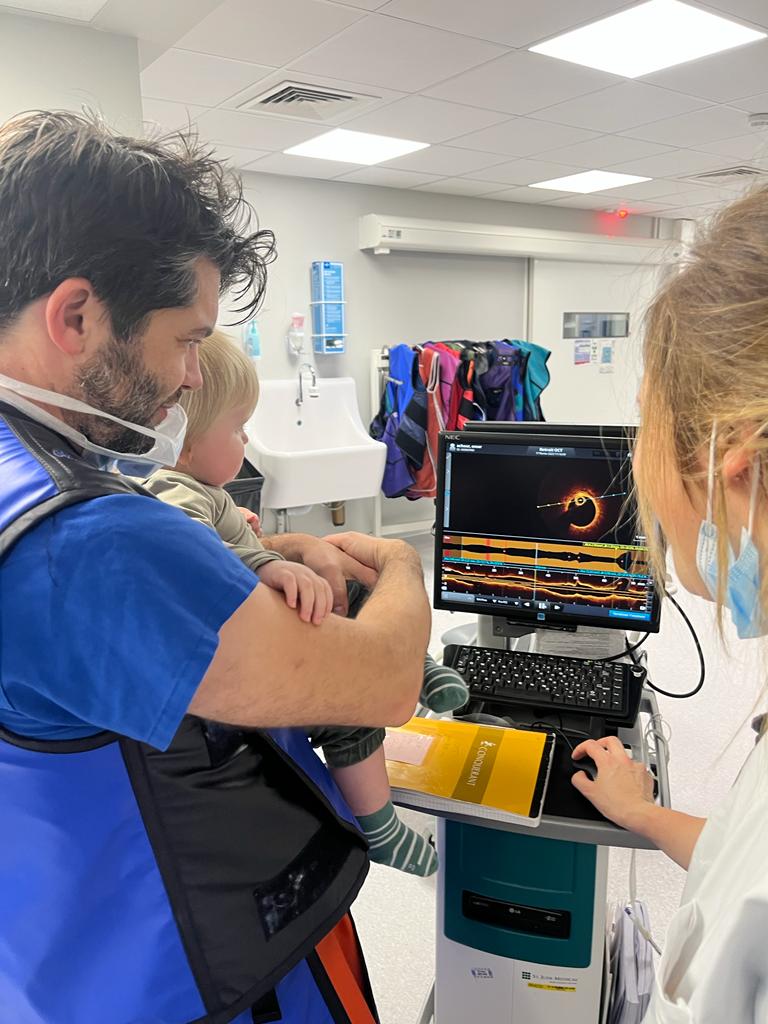 nicolasamabile's tweet photo. OCT 101 : teaching #intracoronaryimaging to the youngest fellows !! #octfirst @PCRonline @GRCIcardio @IMMontsouris @GACIntervention https://t.co/3zboH0NZi6