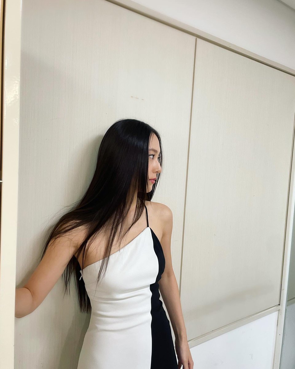 chrystjung's tweet photo. Welcoming the year of 2023, adorned in a lovely monochrome dress. https://t.co/POhql8lFyy