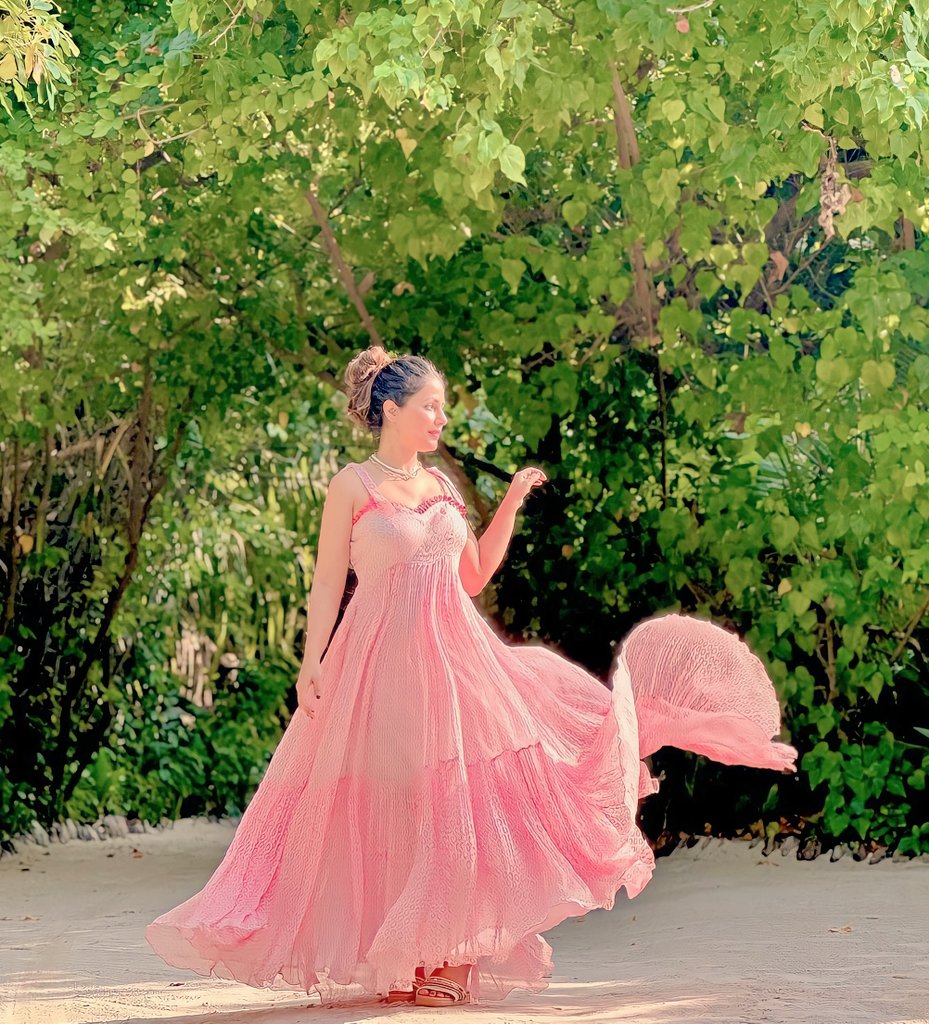 HinaStarr's tweet photo. #HinaKhan looking so pretty 💓 https://t.co/TMYOpNExAm