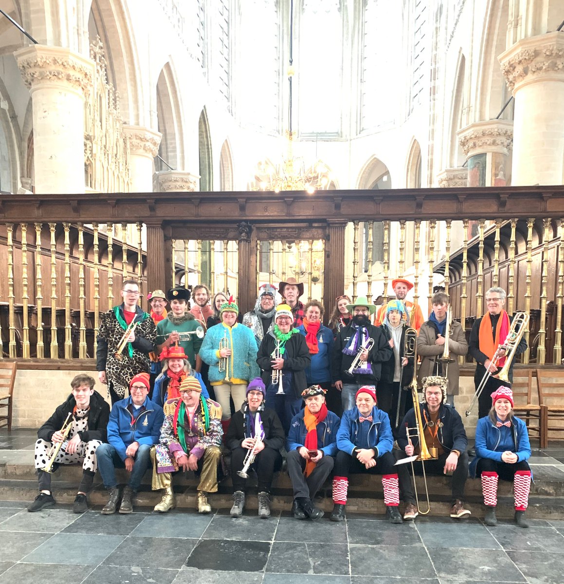 Nog n minuutje of 11, en dan openen de #Torentoeters de carnavalszaterdag @Breda met ons eigen klokkenluidersgilde, vanaf de Grote Toren samen met het #carillon. Zing mee om 11u11 met "Sanseveria", "Brabantse Nachten" en uiteraard de #Paarseheide!