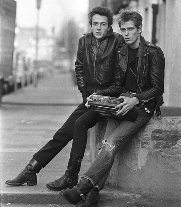 HighRiseHero's tweet photo. #Strummer #Simonon https://t.co/8SJvVNjRNM