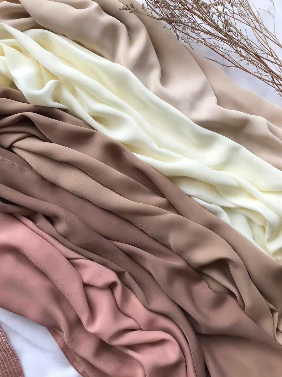 la_lyaaa's tweet photo. Another day, another plain chiffon satin shawl 🥺🫶🏻 https://t.co/10lgqFekNq