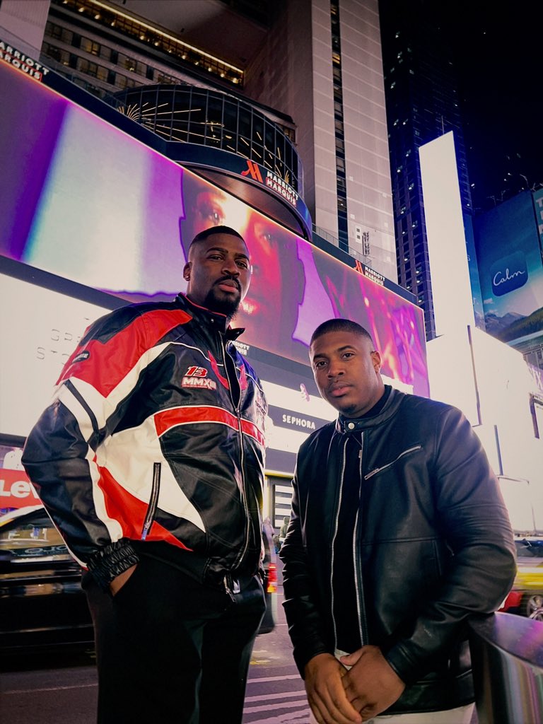 studiobrosmusic's tweet photo. Times Square 🇺🇸 https://t.co/g4S5CIWyDF