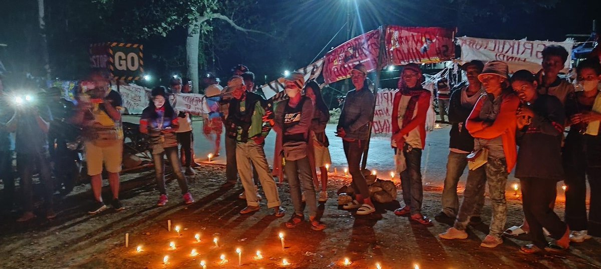 atm_philippines's tweet photo. TIGNAN: Nagsindi ng kandila ang mga makakalikasang grupo sa tapat ng isinasagawang barikada ng bayan kontra mina sa Brookes Point Palawan, Sabado, Pebrero 18, 2023.
#NoToMiningInBrookesPoint
#SavePalawan
#IamOneWithPalawan https://t.co/T4oQ9n2kRx