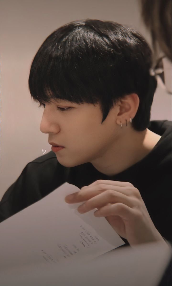 둘이 개판으로 싸우고 헤어졌는데
반년뒤에 아무렇지 않게 좋은하루 보내라고 께톡 보내는 연하 

-임마가 돌았나...