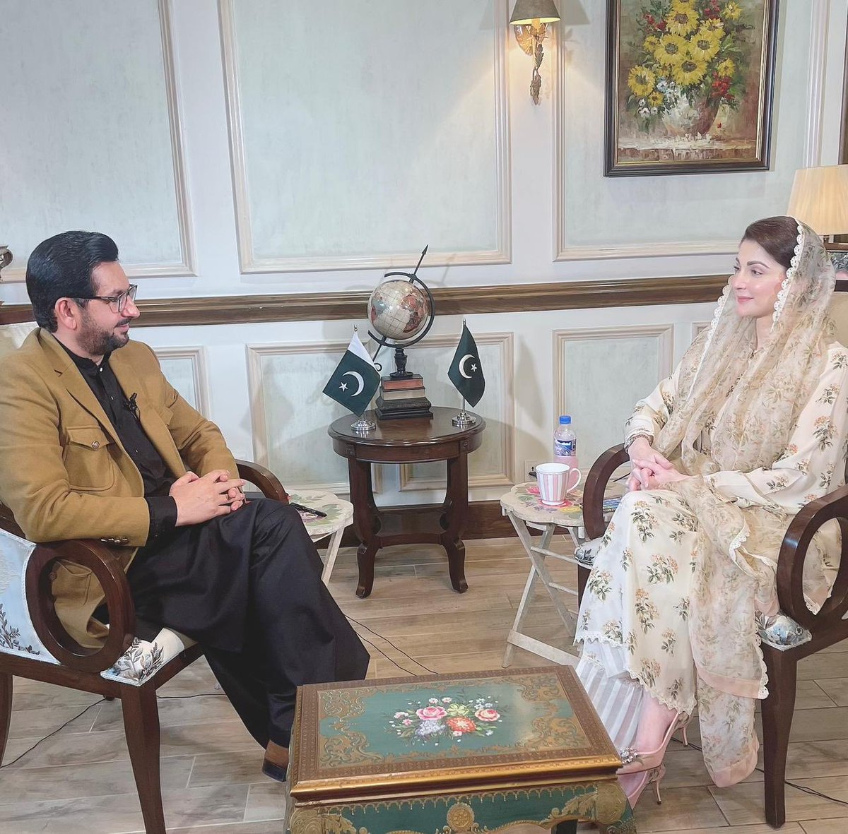 SaleemKhanSafi's tweet photo. دیکھئے مسلم لیگ (ن) کی چیف آرگنائزر مریم نواز شریف کے ساتھ ان کی پروفائیل اور ملکی سیاست سے متعلق انکشافات سے بھرپور تفصیلی انٹرویو کی پہلی قسط ۔ آج رات دس بج کر پانچ منٹ ۔ صرف جیو نیوز پر https://t.co/oHkSNzXFp4