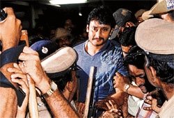 YuuichiKitagiri's tweet photo. History Repeats Soon 🔥 @dasadarshan Third Time Loading.....
#westandwithvijiattige
#ChapliStar
#DagarDasa
#Subba https://t.co/lRIAn7N5p6