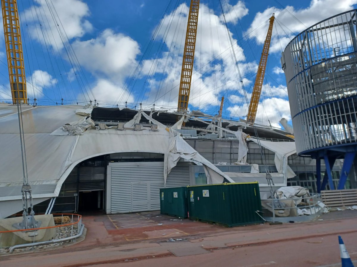 LondonFire's tweet image. #OnThisDay last year, firefighters were called to the #O2 after the canvas roof came loose in high winds. It was a very busy day for our Control Officers who took around 1,960 calls due to #StormEunice