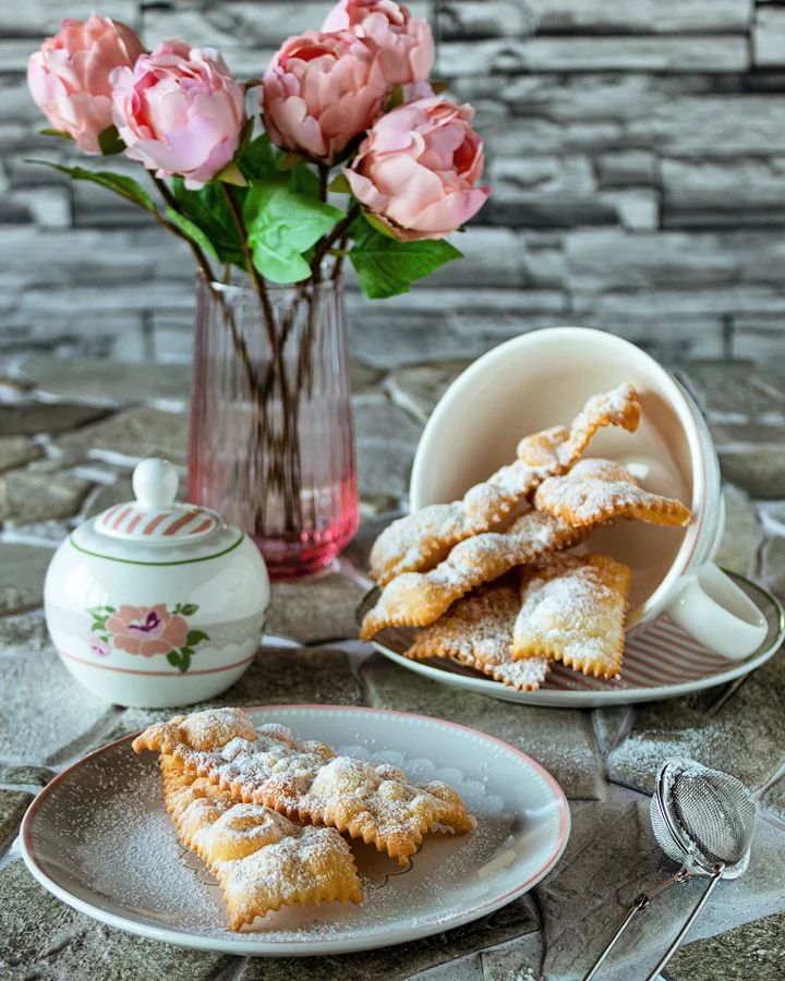 Turismoromaweb's tweet photo. #Chiacchiere, #frappe, #cenci, #stracci...sono solo alcuni dei nomi del #dolce più tipico di #carnevale!
👉 https://t.co/gl8l4wVDZa
📸 IG: giustinabricioledipane
#VisitRome https://t.co/kWLrAqhxLR