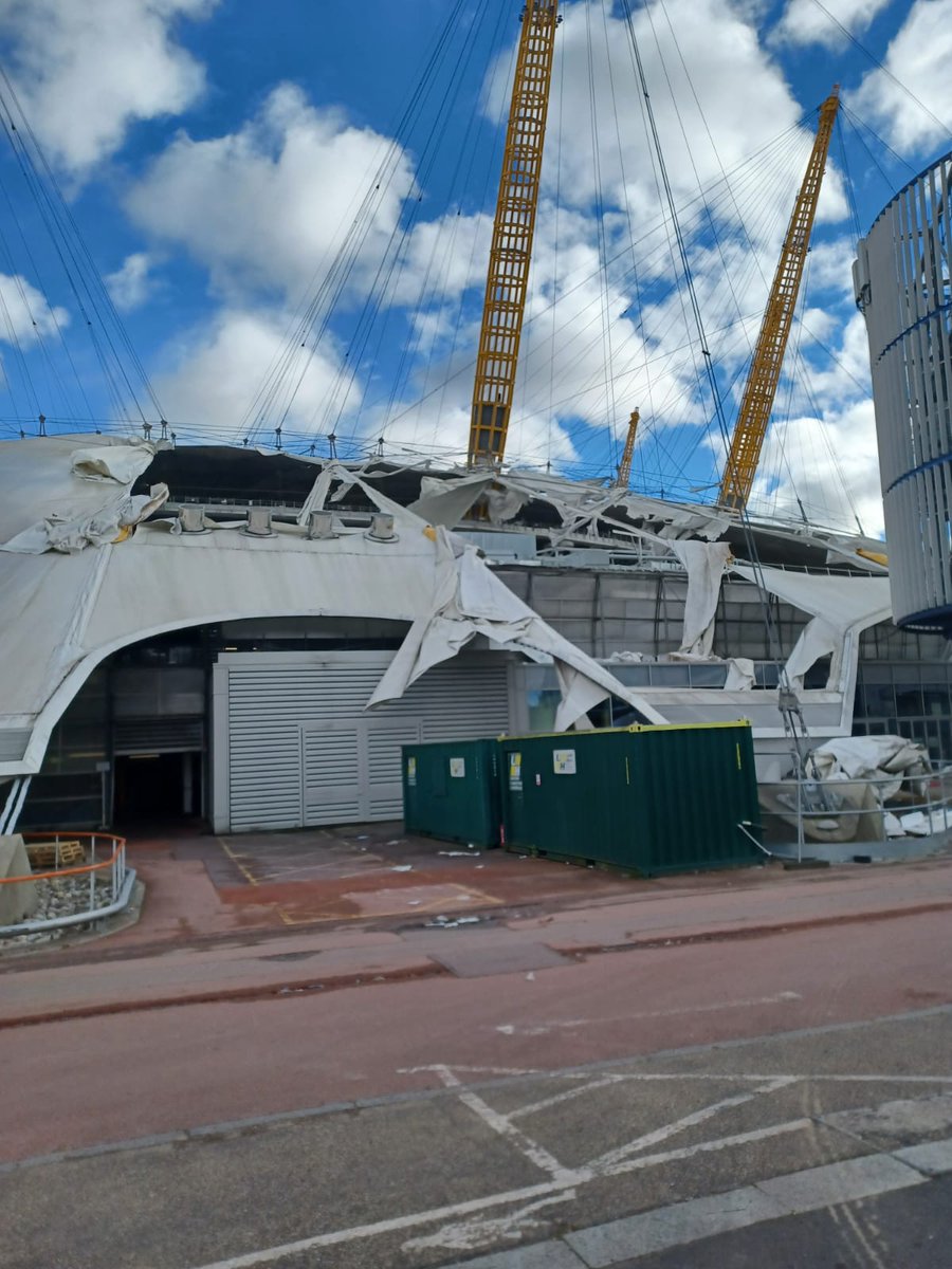 LondonFire's tweet image. #OnThisDay last year, firefighters were called to the #O2 after the canvas roof came loose in high winds. It was a very busy day for our Control Officers who took around 1,960 calls due to #StormEunice