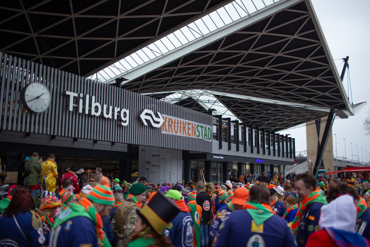 Vanmiddag om 13:11 uur verzamelen we op het Centraal Station. Om 14:11 uur komen Prins en gevolg aan met de trein.