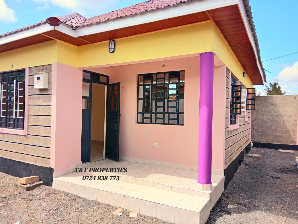 #QuickSale 
Now open for viewing. 
3 bedrooms bungalow for sale in Ruiru Matangi Estate near St Linda School.
Sitting on a 40x60 plot with a ready title deed. 
Discounted price of Kshs 6.5M.
Call/WhatsApp 0724 838 773.

Retweet widely, please.