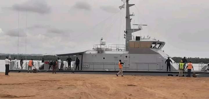 coeurdafriqueM's tweet photo. 🔴#RDC: Le président de la Rép @fatshii13 dote la force navale de l'armée congolaise @FARDC_off d'un navire ,ce navire est en ce moment au port de #banana au #basCongo , bravos au gouvernement qui peut à peu redonne la valeur à l'armée.

@central_sage @leParrainRDC @kakese_leon https://t.co/vgl6YQat68