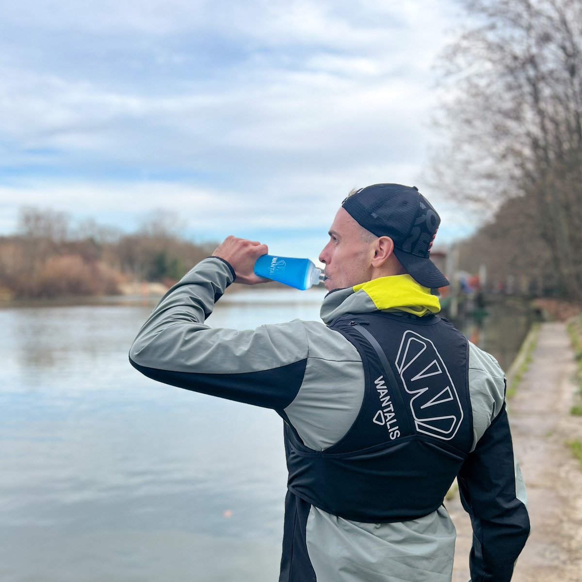wantalis's tweet photo. Wantalis vous présente L’HYDRABAG 🏃🏽‍♀️ ( et ça on adore 🤩 ) 

> Le seul gilet incluant une poche étanche pour garder votre smartphone au sec

> Grâce au tissu Mesh 3D alvéolé, votre dos reste ventilé et la transpiration est évacuée pour un meilleur confort

> Rangez et… https://t.co/eC3g478GFU