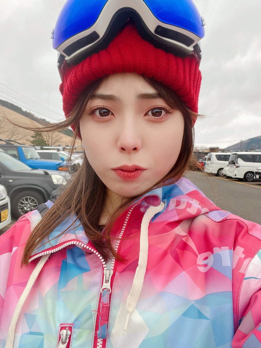 chi__san1105's tweet photo. 人生初スノボ��🏂
全然滑れないし、怖くて心臓ﾊﾞｸﾊﾞｸしてたけど楽しかった♥
ウェア可愛くて、たくさん撮った！！ https://t.co/E6s0tm3DUc