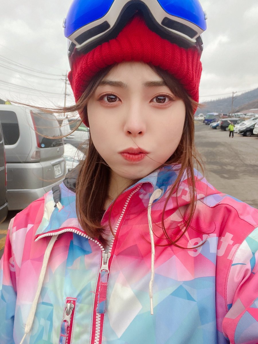 chi__san1105's tweet photo. 人生初スノボ��🏂
全然滑れないし、怖くて心臓ﾊﾞｸﾊﾞｸしてたけど楽しかった♥
ウェア可愛くて、たくさん撮った！！ https://t.co/E6s0tm3DUc