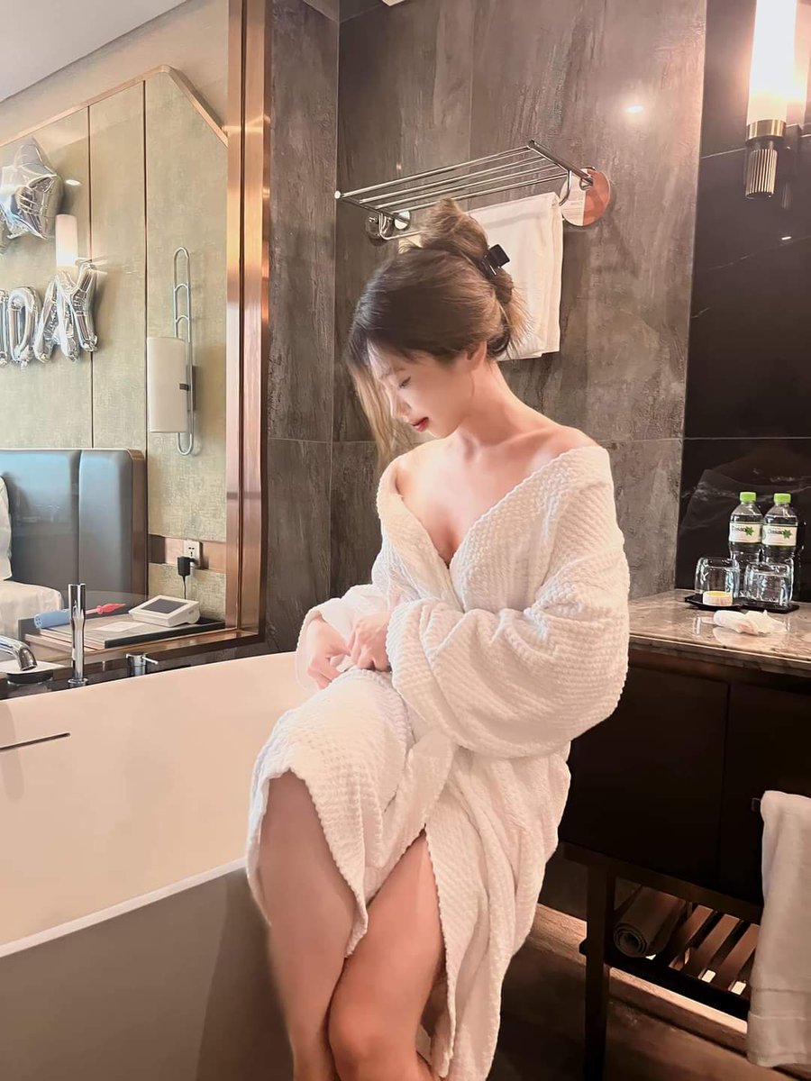 LongLeLe99's tweet photo. Em có nhận đi khách. A nào có nhu cầu ibx e ạ..... https://t.co/crJngfWEit