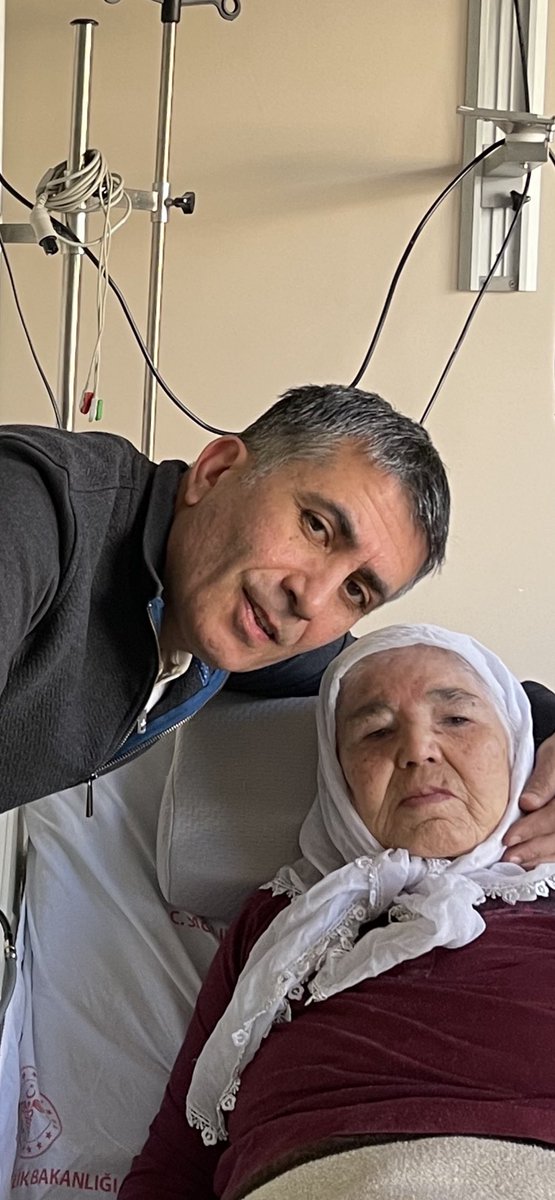 metinakbastr's tweet photo. "İnna Lillâhi ve İnnâ İleyhi Raciûn"

Kıymetli Babamın vefatından 4 ay sonra, Canım Anam Emine Akbaş da az önce Ebedi Aleme göç eyledi.
Rabbim rahmetiyle muamele eyleyip, Cennetine nail eylesin İnş. Dua bekleriz. https://t.co/CxQSzV2EPm