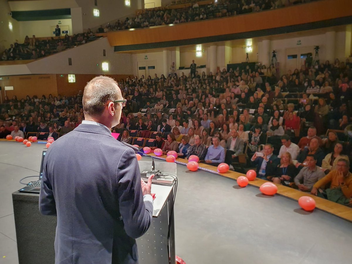 Educarm's tweet photo. 👥 Más de 1.000 personas participan hoy en @innovaedum.

@VictorMarinNav destacó la importancia de la formación de los maestros y apostó por la #innovación "que permite la mejora continua del aprendizaje de los alumnos". 
#educación #RegióndeMurcia

🔗➡️ https://t.co/eblxgoKady https://t.co/0RLHLAtLhP