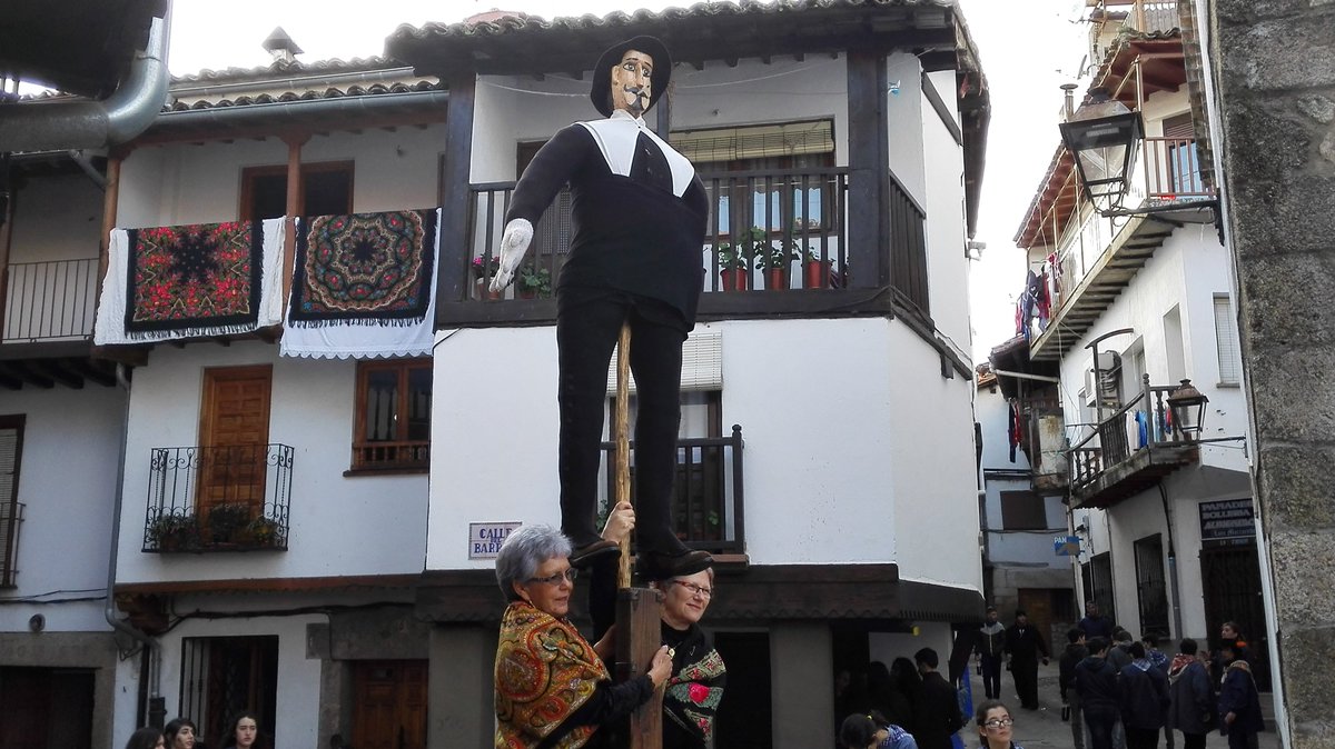VeradeCaceres's tweet photo. Fiestas de La Vera. El Peropalo de Villanueva de la Vera.
Mañana comienza el Peropalo, que ya tuvo su aperitivo el domingo pasado, al sacar la Turra. El Peropalo será llevado a la plaza, a la "aguja", desde donde será paseado en varias ocasiones por la población #lavera #peropalo https://t.co/Gi50icZhyC
