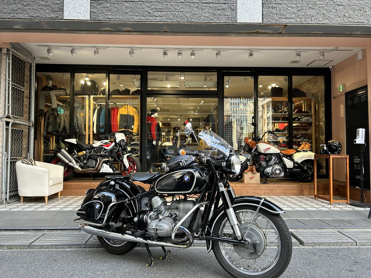Motori_ginza's tweet photo. エレガントな佇まいに見惚れました

#R69 #bmw #旧車 #motorcycle #motorimoda https://t.co/J040TnzwTE