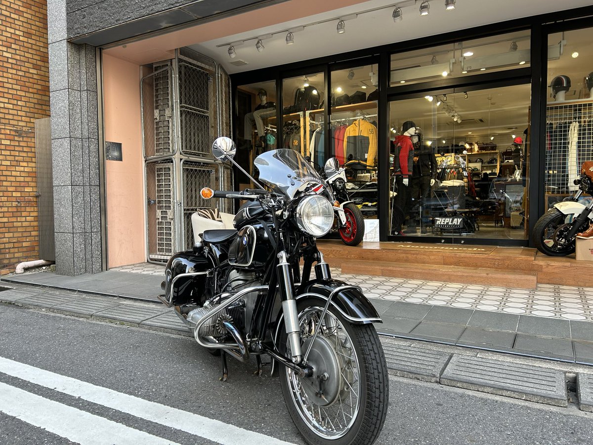 Motori_ginza's tweet photo. エレガントな佇まいに見惚れました

#R69 #bmw #旧車 #motorcycle #motorimoda https://t.co/J040TnzwTE